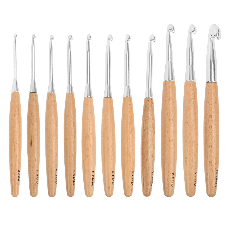 Croșetă cu mâner din lemn